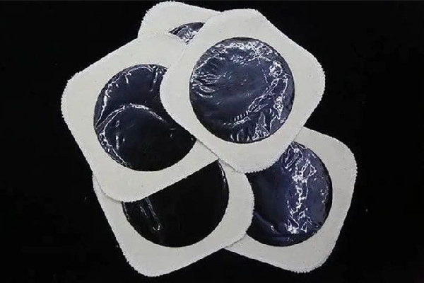 黑膏藥的功效和作用 黑膏藥對人體有害嗎 黑膏藥的功效和作用 黑膏藥對人體有害嗎