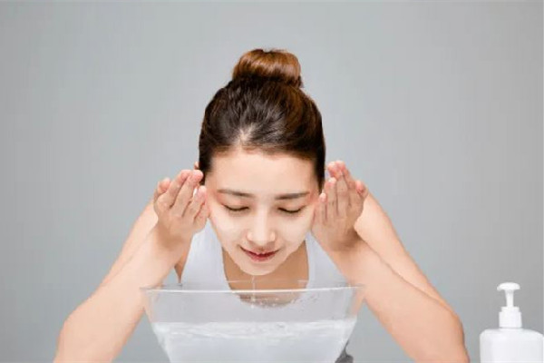 洗臉要用洗面奶洗臉嗎 洗臉用什么東西洗臉最好 洗臉要用洗面奶洗臉嗎 洗臉用什么東西洗臉最好