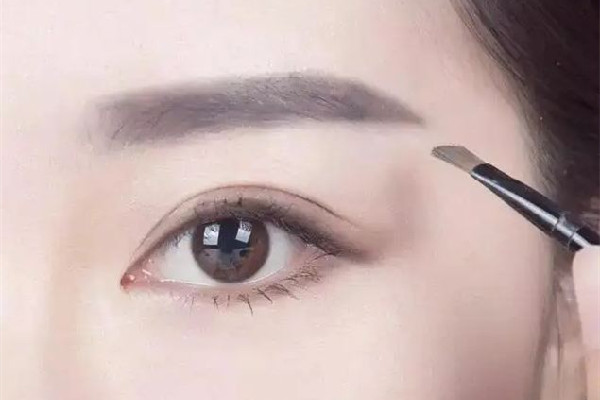 畫(huà)眉毛用什么顏色好看 畫(huà)眉毛可以用水洗嗎