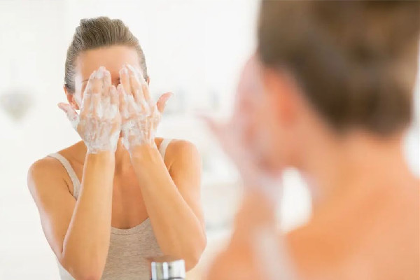 洗臉?lè)披}和白醋有什么作用 洗臉?lè)攀裁礀|西對(duì)皮膚有好處 洗臉?lè)披}和白醋有什么作用 洗臉?lè)攀裁礀|西對(duì)皮膚有好處