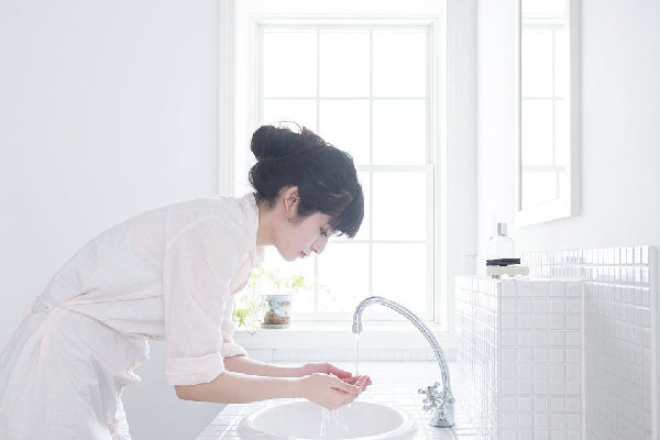 洗臉?lè)披}和白醋有什么作用 洗臉?lè)攀裁礀|西對(duì)皮膚有好處 洗臉?lè)披}和白醋有什么作用 洗臉?lè)攀裁礀|西對(duì)皮膚有好處