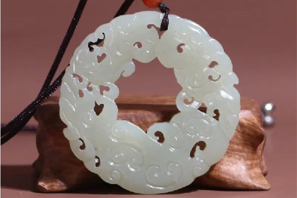 和田玉不戴時(shí)如何保養(yǎng) 和田玉戴在手上有涼涼的感覺(jué)嗎