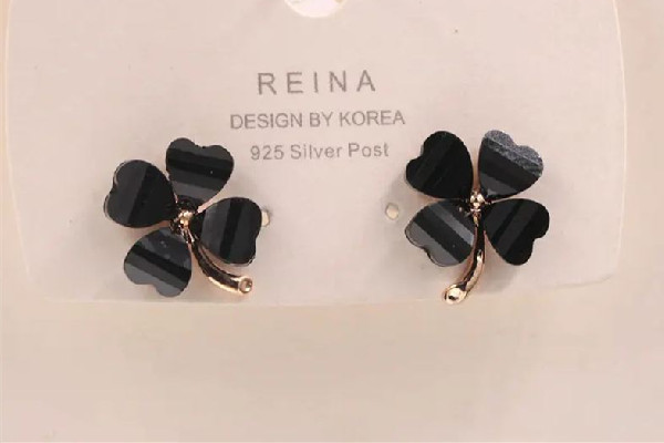 耳釘長(zhǎng)進(jìn)肉里怎么取出來 耳釘要多久摘下來清洗一次