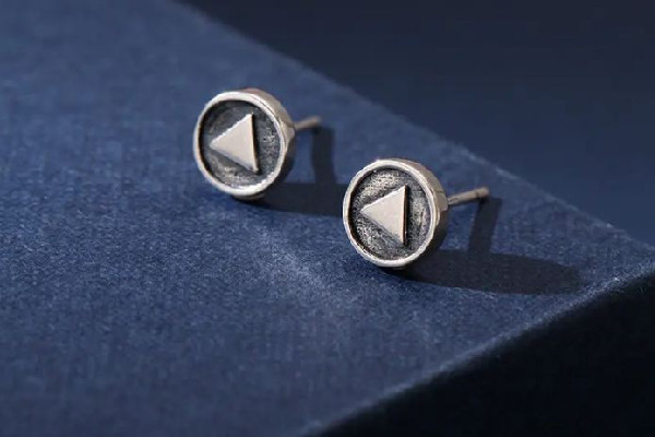 耳釘買(mǎi)925銀好還是999好 耳釘買(mǎi)什么材質(zhì)的好