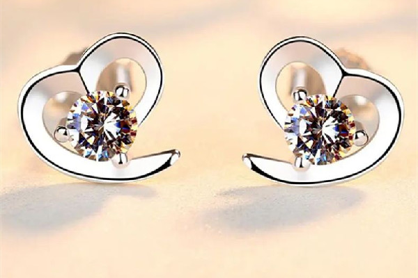 耳釘后面的塞子去不掉怎么辦 耳釘要每天取下來嗎 耳釘后面的塞子去不掉怎么辦 耳釘要每天取下來嗎