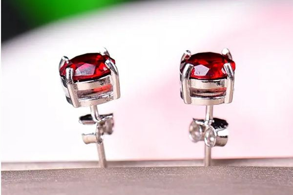 耳釘長(zhǎng)進(jìn)肉里怎么取出來 耳釘要多久摘下來清洗一次