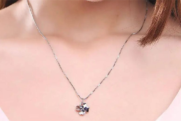 項鏈買黃金還是鉑金好 項鏈買什么材質(zhì)不褪色 項鏈買黃金還是鉑金好 項鏈買什么材質(zhì)不褪色