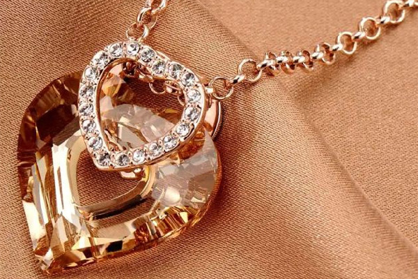 項鏈戴著脖子癢是什么原因 項鏈過敏脖子特別癢怎么辦 項鏈戴著脖子癢是什么原因 項鏈過敏脖子特別癢怎么辦