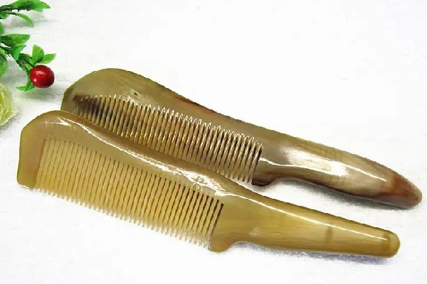 牛角梳和檀木梳子哪種好 牛角梳買(mǎi)寬齒還是細(xì)齒 牛角梳和檀木梳子哪種好 牛角梳買(mǎi)寬齒還是細(xì)齒