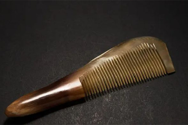 牛角梳和檀木梳子哪種好 牛角梳買(mǎi)寬齒還是細(xì)齒 牛角梳和檀木梳子哪種好 牛角梳買(mǎi)寬齒還是細(xì)齒