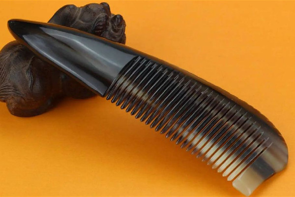 牛角梳會(huì)不會(huì)摔斷 牛角梳有裂紋屬于正?，F(xiàn)象嗎