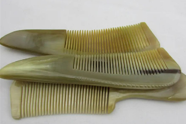 牛角梳和檀木梳子哪種好 牛角梳買(mǎi)寬齒還是細(xì)齒 牛角梳和檀木梳子哪種好 牛角梳買(mǎi)寬齒還是細(xì)齒