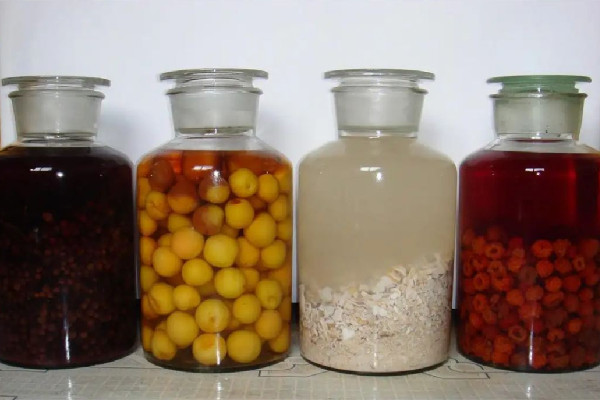 泡酒是黑枸杞好還是紅枸杞好 泡酒放冰糖的比例是多少 泡酒是黑枸杞好還是紅枸杞好 泡酒放冰糖的比例是多少