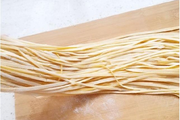 手搟面和米飯哪個(gè)熱量高 手搟面減肥期間適合吃嗎