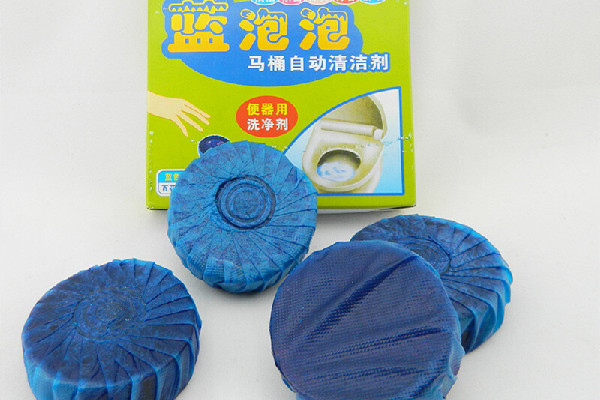 潔廁塊要不要揭下來(lái)膜用 潔廁塊的使用方法和注意事項(xiàng)