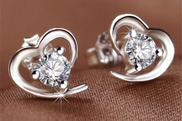 純銀耳釘戴了發(fā)黑是什么原因 純銀耳釘發(fā)黑是怎么清洗 純銀耳釘戴了發(fā)黑是什么原因 純銀耳釘發(fā)黑是怎么清洗