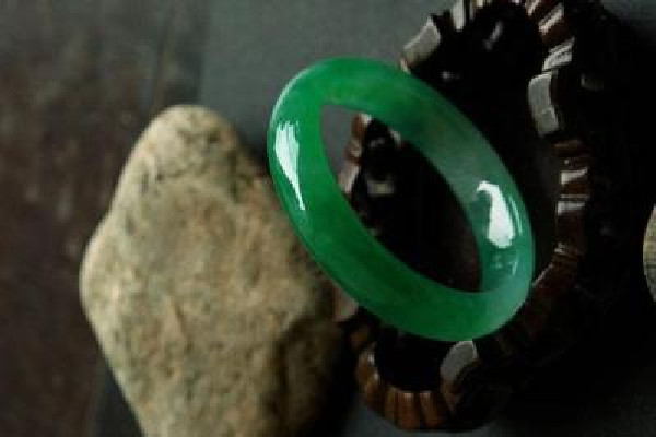 帝王綠翡翠屬于什么檔次 帝王綠翡翠手鐲有哪些特點(diǎn) 帝王綠翡翠屬于什么檔次 帝王綠翡翠手鐲有哪些特點(diǎn)