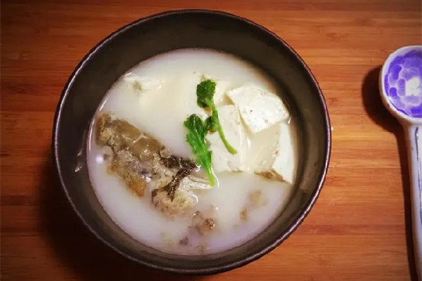 鯽魚(yú)湯要燉多久最好 鯽魚(yú)湯要用開(kāi)水嗎 鯽魚(yú)湯要燉多久最好 鯽魚(yú)湯要用開(kāi)水嗎