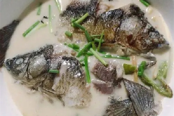 鯽魚(yú)湯要燉多久最好 鯽魚(yú)湯要用開(kāi)水嗎 鯽魚(yú)湯要燉多久最好 鯽魚(yú)湯要用開(kāi)水嗎