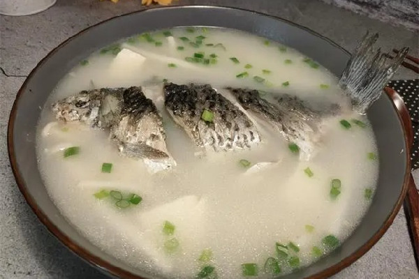 鯽魚(yú)湯和豬蹄湯哪個(gè)下奶效果好 鯽魚(yú)湯的營(yíng)養(yǎng)在肉里還是在湯里 鯽魚(yú)湯和豬蹄湯哪個(gè)下奶效果好 鯽魚(yú)湯的營(yíng)養(yǎng)在肉里還是在湯里