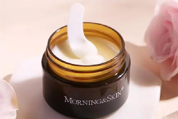 眼霜和眼部精華哪個效果好 眼霜和眼部精華要一起用嗎 眼霜和眼部精華哪個效果好 眼霜和眼部精華要一起用嗎