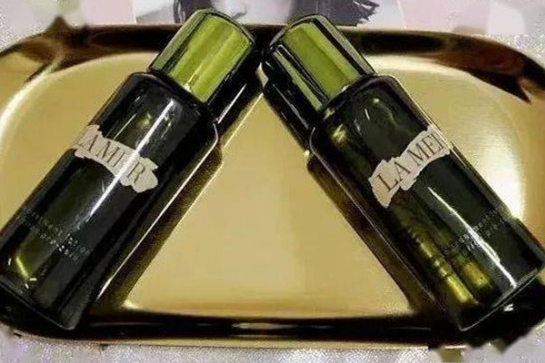 海藍(lán)之謎精粹水可以當(dāng)爽膚水用嗎 海藍(lán)之謎精粹水可以收縮毛孔嗎 海藍(lán)之謎精粹水可以當(dāng)爽膚水用嗎 海藍(lán)之謎精粹水可以收縮毛孔嗎