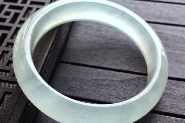 冰種翡翠手鐲怎么鑒定真假 冰種翡翠手鐲有裂紋是不是很差 冰種翡翠手鐲怎么鑒定真假 冰種翡翠手鐲有裂紋是不是很差