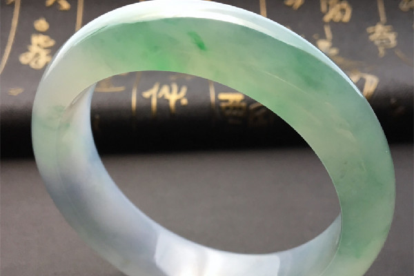 冰種翡翠手鐲會越戴越透嗎 冰種翡翠手鐲有棉絮怎么養(yǎng) 冰種翡翠手鐲會越戴越透嗎 冰種翡翠手鐲有棉絮怎么養(yǎng)