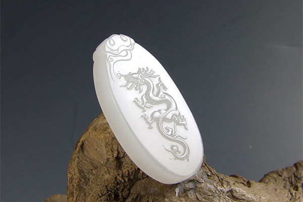 羊脂玉和翡翠哪個(gè)更有收藏價(jià)值 羊脂玉是和田玉的一種嗎 羊脂玉和翡翠哪個(gè)更有收藏價(jià)值 羊脂玉是和田玉的一種嗎