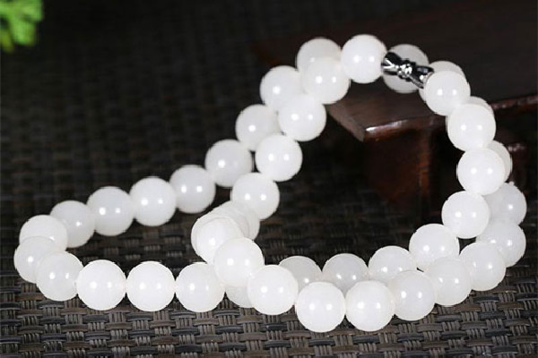 羊脂玉會越戴越白嗎 羊脂玉戴久了會怎么樣