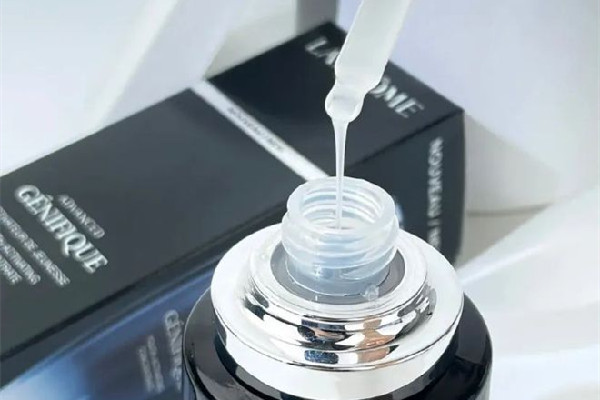 蘭蔻小黑瓶為什么用了臉上有點(diǎn)刺痛 蘭蔻小黑瓶對(duì)肌膚有刺激嗎 蘭蔻小黑瓶為什么用了臉上有點(diǎn)刺痛 蘭蔻小黑瓶對(duì)肌膚有刺激嗎