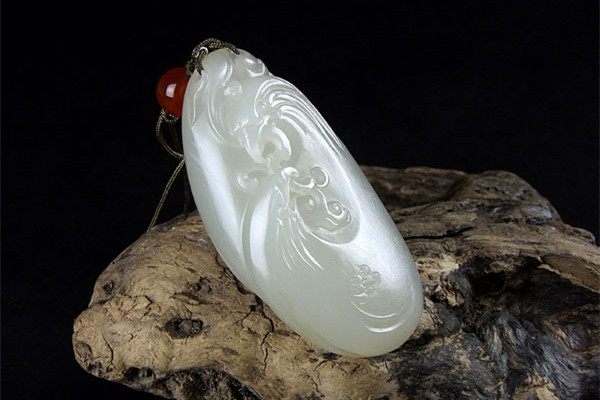 羊脂玉和翡翠哪個(gè)更有收藏價(jià)值 羊脂玉是和田玉的一種嗎 羊脂玉和翡翠哪個(gè)更有收藏價(jià)值 羊脂玉是和田玉的一種嗎