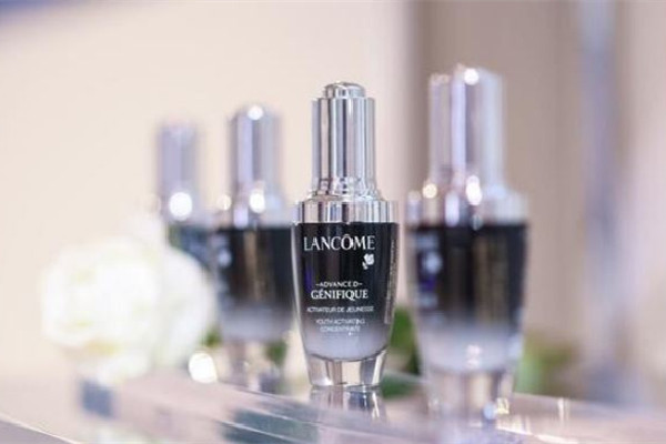 蘭蔻小黑瓶為什么用了臉上有點(diǎn)刺痛 蘭蔻小黑瓶對(duì)肌膚有刺激嗎 蘭蔻小黑瓶為什么用了臉上有點(diǎn)刺痛 蘭蔻小黑瓶對(duì)肌膚有刺激嗎