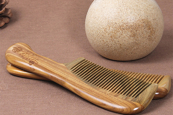 檀木梳子和牛角梳哪個(gè)對(duì)身體更好 檀木梳子的功效和作用