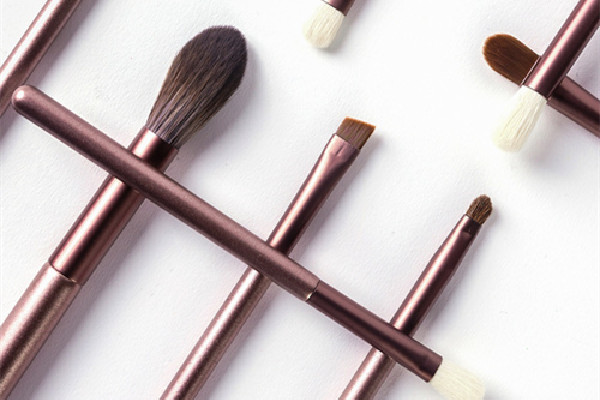 化妝刷可以在太陽(yáng)底下曬嗎 化妝刷要用專門的清洗劑洗嗎 化妝刷可以在太陽(yáng)底下曬嗎 化妝刷要用專門的清洗劑洗嗎