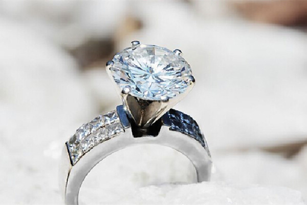 鉆戒是四爪好還是六爪好 鉆戒會(huì)掉鉆嗎 鉆戒是四爪好還是六爪好 鉆戒會(huì)掉鉆嗎