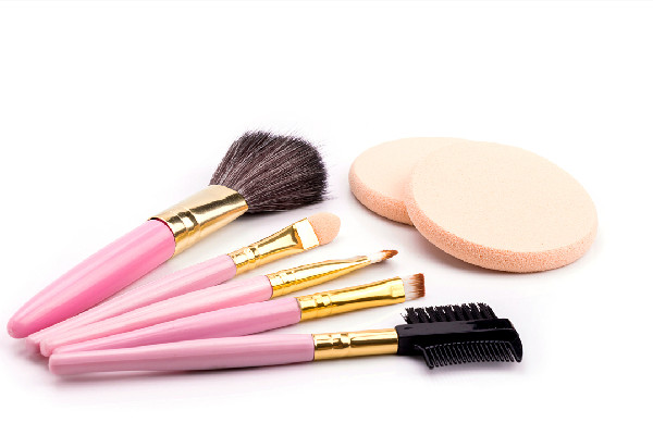 化妝刷敏感肌怎么選 敏感肌用化妝刷還是美妝蛋 化妝刷敏感肌怎么選 敏感肌用化妝刷還是美妝蛋
