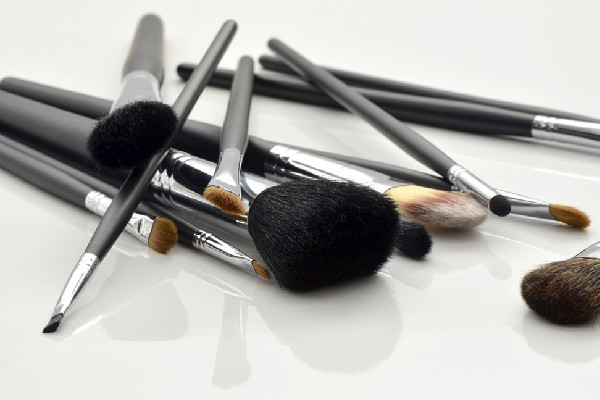 化妝刷敏感肌怎么選 敏感肌用化妝刷還是美妝蛋 化妝刷敏感肌怎么選 敏感肌用化妝刷還是美妝蛋