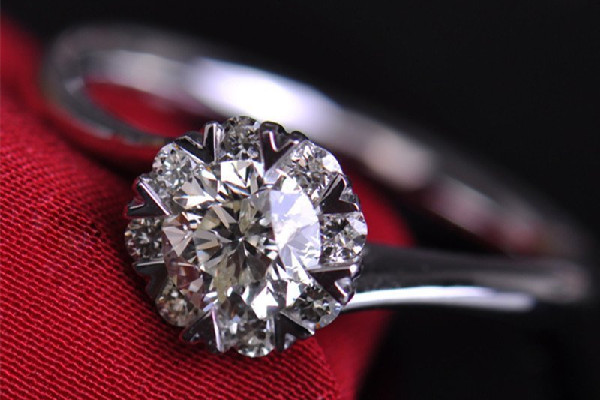 鉆石和黃金哪個更值錢 鉆石和黃金哪個更有升值空間 鉆石和黃金哪個更值錢 鉆石和黃金哪個更有升值空間