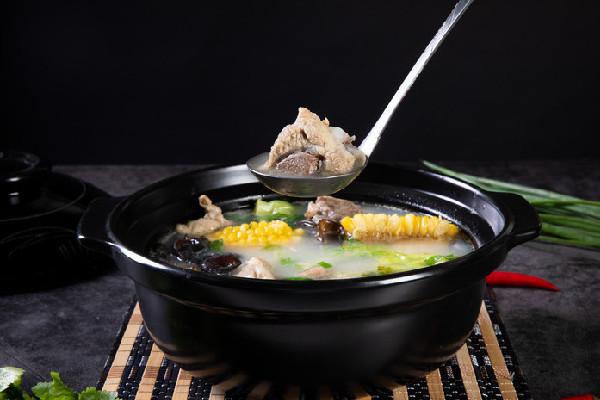 排骨湯用熱水燉還是冷水燉 排骨湯不白怎么辦 排骨湯用熱水燉還是冷水燉 排骨湯不白怎么辦