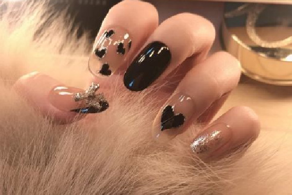 穿戴甲用膠水好還是果凍膠 穿戴甲用果凍膠傷指甲嗎 穿戴甲用膠水好還是果凍膠 穿戴甲用果凍膠傷指甲嗎