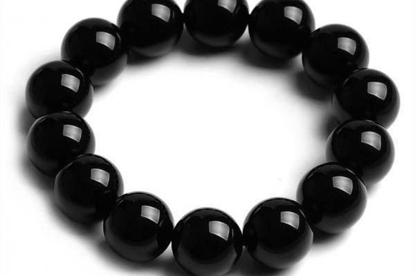 黑瑪瑙怎么辨別真假 黑瑪瑙會碎嗎