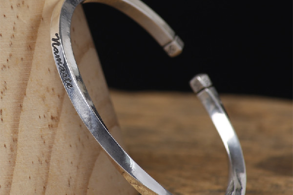 莫比烏斯手環(huán)是純銀的嗎 莫比烏斯手環(huán)戴哪只手好 莫比烏斯手環(huán)是純銀的嗎 莫比烏斯手環(huán)戴哪只手好