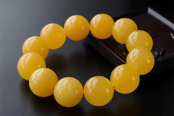 蜜蠟和翡翠哪個對人身體好 蜜蠟和作用的功效 蜜蠟和翡翠哪個對人身體好 蜜蠟和作用的功效