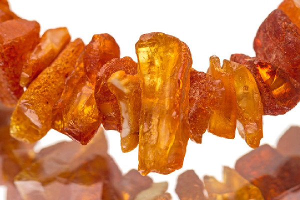 琥珀越戴顏色越深嗎 琥珀佩戴時(shí)間長了會(huì)怎樣 琥珀越戴顏色越深嗎 琥珀佩戴時(shí)間長了會(huì)怎樣