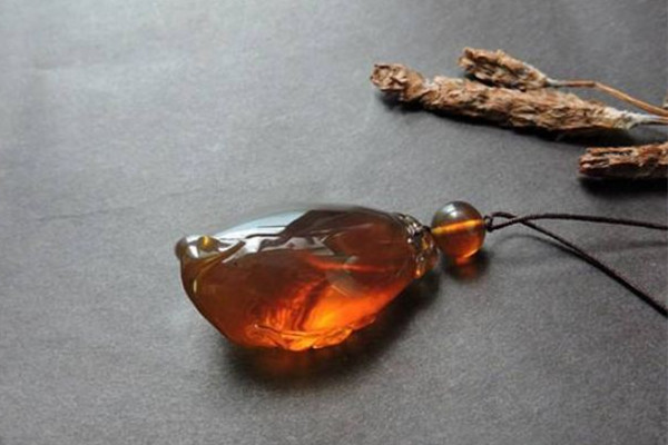 琥珀怎么鑒定真假 琥珀有氣泡是真的嗎 琥珀怎么鑒定真假 琥珀有氣泡是真的嗎