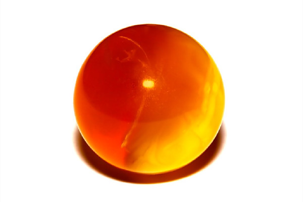 琥珀怎么鑒定真假 琥珀有氣泡是真的嗎 琥珀怎么鑒定真假 琥珀有氣泡是真的嗎