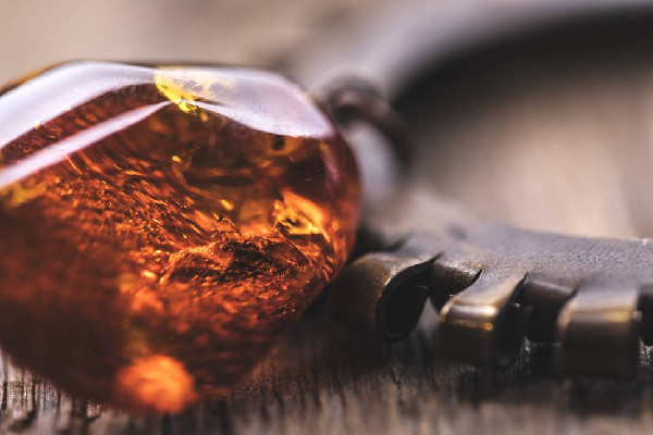 琥珀越戴顏色越深嗎 琥珀佩戴時(shí)間長了會(huì)怎樣 琥珀越戴顏色越深嗎 琥珀佩戴時(shí)間長了會(huì)怎樣