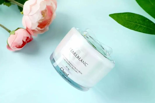 素顏霜和防曬霜先用哪個 素顏霜在哪個步驟使用 素顏霜和防曬霜先用哪個 素顏霜在哪個步驟使用