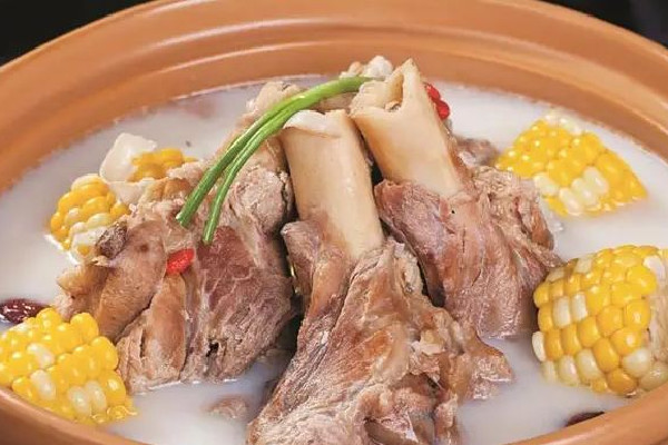 骨頭湯是湯有營(yíng)養(yǎng)還是肉有營(yíng)養(yǎng) 骨頭湯吃肉好還是喝湯好